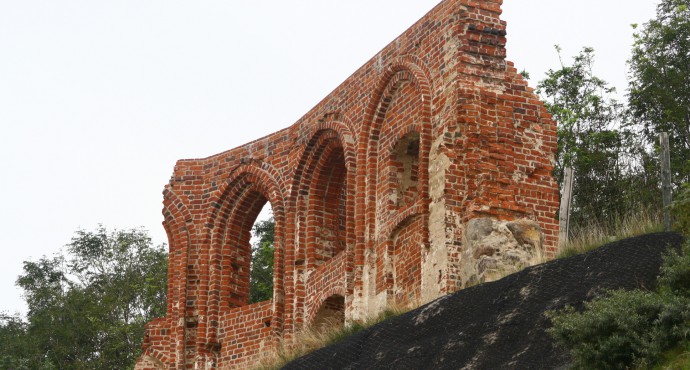 Ruiny kościoła w Trzęsaczu - zbliżenie