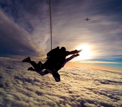 Olimpic Skydive – niemal 60 s swobodnego spadania z prędkością 200 km/h